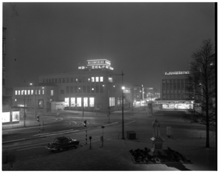 1119-04 Lichtkrant op het gebouw van het Rotterdamsch Nieuwsblad aan de Schiedamse Vest. Rechts de Binnenweg met ...