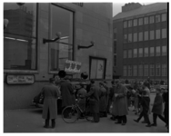 1153 Mensen kopen loten van de actie Appèl bij een geluidswagen die voor het gebouw van het Rotterdamsch Nieuwsblad staat.