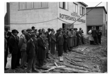 1181-05 Publiek kijkt toe bij het slaan van de eerste paal voor het gebouw van het Rotterdamsch Nieuwsblad aan de ...