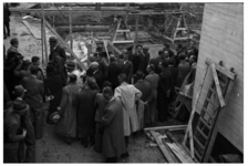 1181-07 Publiek kijkt toe bij het slaan van de eerste paal voor het gebouw van het Rotterdamsch Nieuwsblad aan de ...