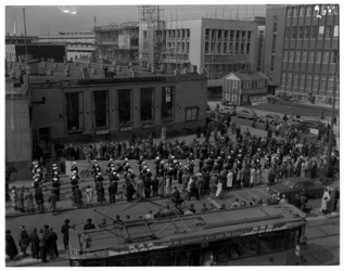 1186-03 Muziekkorps speelt voor het gebouw van het Rotterdamsch Nieuwsblad aan de Schiedamse Vest. Op de voorgrond ...