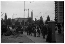 1192-01 Publiek bij het gebouw van het Rotterdamsch Nieuwsblad aan de Schiedamse Vest in verband met de ...
