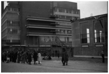 1192-03 Publiek bij het gebouw van het Rotterdamsch Nieuwsblad aan de Schiedamse Vest in verband met de ...