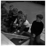 1200-06 Zingende kinderen bij een bezoek van spelers van voetbalclub Feyenoord bij het Rotterdamsch Nieuwsblad.