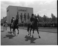 132 Show met paarden van circus Jos Mullens bij noodbioscoop Lutusca van Tuschinski aan de Kruiskade.