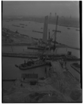 135-01 Overzicht van werkzaamheden bij de Leuvehaven. Op de voorgrond wordt gewerkt aan de Nieuwe Leuvebrug, daarachter ...