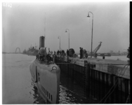 137 Onderzeeër Hr. Ms. Walrus meert af bij de Onderzeedienst in de Waalhaven. De boog links op de achtergrond is van ...