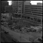 167 Bouwput bij metrobouw aan de Coolsingel. Rechts op de achtergrond Stadhuisplein. Uit een serie over de bouw van de ...