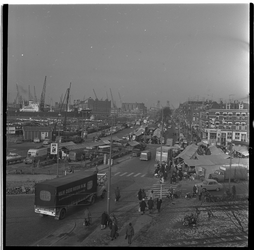 169-01 Overzicht op de markt aan de Maashaven.