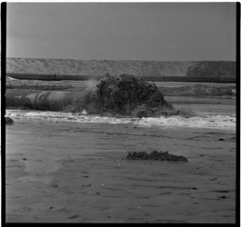 177-01 Aanleg van de Maasvlakte, het opspuiten met zand. De Maasvlakte werd in de jaren '60 aangelegd omdat de ...