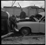 1-03 Mannen verwijderen onderdelen van een auto op een autosloperij in de buurt van de Waalhaven (mogelijk aan de ...