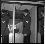 209-03 Politieagenten oefenen op een schietbaan.