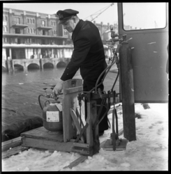 261-03 Man aan het werk bij het uitgassen van een binnenvaartschip in de Entrepothaven.