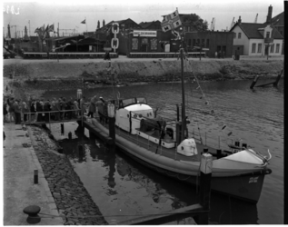 264 Belangstellenden bezoeken reddingboot President Jan Lels in de Berghaven van Hoek van Holland.