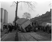 285-01 Verkeersongeluk met een aanhanger van een vrachtwagen en de tram naar Hellevoetsluis. Links op de achtergrond ...