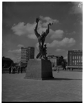 325 Monument 'De Verwoeste Stad' van beeldend kunstenaar Ossip Zadkine op Plein 1940 aan de Leuvehaven. Op de ...