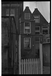 377-08 Gevels aan achterzijde van woningen in Delfshaven.