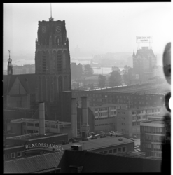38-03 Overzicht vanaf de stadhuistoren met zicht op de Laurenkerk en rechts het Witte Huis. Op de achtergrond de Nieuwe Maas.
