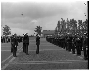405-05 Beëdiging van marineofficieren op het terrein van de Van Ghentkazerne. Links op de achtergrond de marinierskapel.