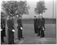410-01 K.P. van der Mandele op de Van Ghentkazerne, waar hij 200 gala-uniformen overhandigt aan het Korps Mariniers. ...
