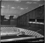 41-03 Interieur Grote Zaal van concertgebouw De Doelen. Links het podium met daarboven reflectoren voor het geluid. De ...