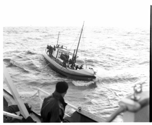 430-01 Reddingboot President Jan Lels in actie op de Noordzee, gezien vanaf het Engelse schip Radmar dat op zaterdag 12 ...