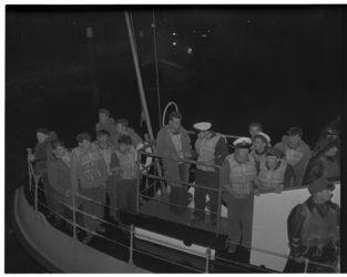 431-01 Aankomst van reddingboot President Jan Lels in de Berghaven van Hoek van Holland. Opvarenden zijn ...