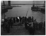 431-03 Reddingsboot President Jan Lels is afgemeerd in de Berghaven van Hoek van Holland met geredde opvarenden bij een ...