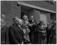 462-01 In het kader van de Opbouwdag brengt koningin Juliana een bezoek aan clubgebouw en logement De Jeugdhaven aan de ...