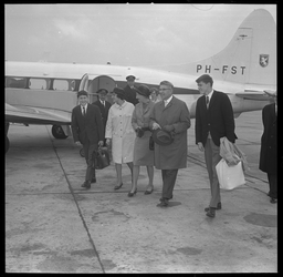 542-03 Burgemeester Thomassen en zijn echtgenote An Thomassen-Lind arriveren vanuit Twente met een vliegtuig op ...