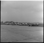 553-01 Vier sportvliegtuigen van vliegclub Rotterdam op het terrein van Luchthaven Zestienhoven.