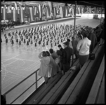 72-02 Gymnastiek voor vrouwen in de Ahoy'-hallen aan de Wytemaweg, gezien vanaf de tribune.