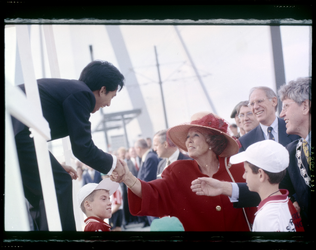 FD-12507-2-1 Wibi Soejadi schudt de hand van koningin Beatrix tijdens de opening van de Erasmusbrug. Achter haar staat ...