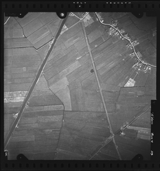 FD-4299-119 Verticale luchtfoto van Kethel met de Poldervaart, de spoorlijn Rotterdam-Den Haag en de Polderweg.