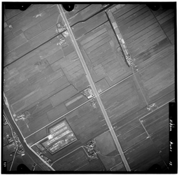 FD-4299-13 Verticale luchtfoto van de de polder Schieveen met de Berkelsche Zweth (boven). Linksonder: begraafplaats ...