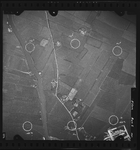 FD-4299-141 Verticale luchtfoto van Vlaardingerambacht met de Holyweg, de boerderij Holy en de Vlaarding (water).
