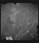 FD-4299-143 Verticale luchtfoto van Vlaardingerambacht met de Vlaarding (water), de Vlaardingscheweg en de boerderijen ...