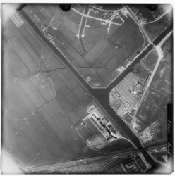 FD-4299-152 Verticale luchtfoto van de Spaansche Polder (voor de aanleg van de Pelserthaven t/m Alblashaven), de ...