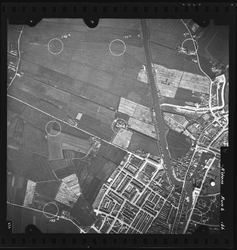 FD-4299-166 Verticale luchtfoto van de polder Aalkeet Buiten met Vlaardingen-West en de Vlaardingschevaart. In het ...