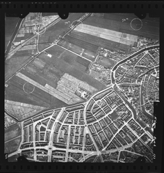 FD-4299-173 Verticale luchtfoto van de polder Nieuwland en Schiedam-Centrum en de wijk West Frankenland, de Poldervaart ...