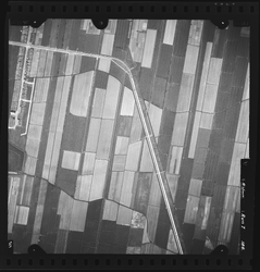 FD-4299-188 Verticale luchtfoto van de polder Oost-IJsselmonde met de Koninginneweg (linksboven) en de rijksweg van ...
