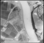 FD-4299-195 Verticale luchtfoto van de Welplaat (Spijkenisse), de Oude Maas en de Vondelingenplaat. Noorden boven.
