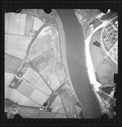 FD-4299-195 Verticale luchtfoto van de Welplaat (Spijkenisse), de Oude Maas en de Vondelingenplaat (rechts) met ...