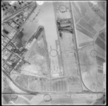 FD-4299-198 Verticale luchtfoto van de Vondelingenplaat met de Petroleumhaven met de oliespoorlijn (onder). Oriëntatie: ...