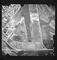 FD-4299-198 Verticale luchtfoto van de Vondelingenplaat met de Petroleumhaven met de oliespoorlijn (onder). Oriëntatie: ...