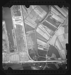 FD-4299-199 Verticale luchtfoto van Vondelingenplaat, 1e Petroleumhaven, de oliespoorlijn en de polder Lange Bakkersoord.