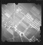 FD-4299-20 Verticale luchtfoto van de polder Honderd en Tien Morgen met het zwembad de Wilgenplas, het voetbalstadion ...