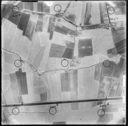 FD-4299-202 Verticale luchtfoto van de Pernissche Polder en de Oud Pernissche Polder (bij Pernis), met de Middeldijk ...