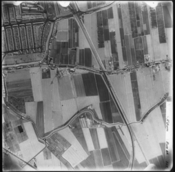 FD-4299-207 Verticale luchtfoto van de polders West-IJsselmonde en Achtenzestig Morgen met het tuindorp Vreewijk ...