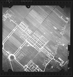 FD-4299-21 Verticale luchtfoto van de polder Honderd en Tien Morgen (Schiebroek) met de Ringdijk (rechts). Oriëntatie: ...